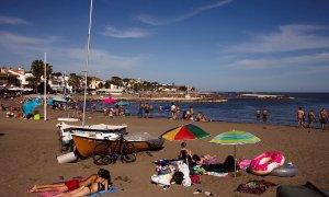 Numerosas personas disfrutan este miércoles del buen tiempo en la playa de Pedregalejo de Málaga, en el tercer día de la fase 3 de desconfinamiento. EFE/ Jorge Zapata
