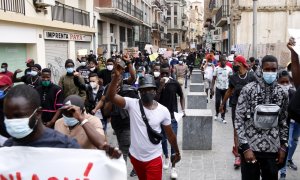 Manifestants que han participat a la manifestació que s'ha fet a Lleida per denunciar el racisme i en memòria de George Floyd, el 7 de juny de 2020. ACN/Anna Berga