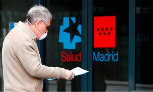 Un hombre frente a un centro de salud de la Comunidad de Madrid. EFE