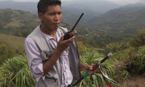 Un guardia indígena nasa realizando labores de control territorial en el Norte de la región colombiana del Cauca. JAVIER SUL.