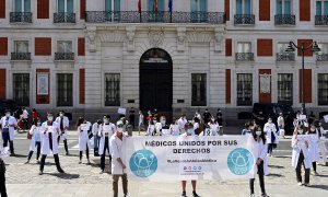 La organización Médicos Unidos por sus Derechos organiza este sábado ante la sede del gobierno regional de Madrid, en la Puerta del Sol, una concentración y un minuto de silencio por los sanitarios fallecidos durante la pandemia de COVID-19. EFE/Víctor Le