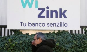 Una persona camina frente a las oficinas centrales de Wizink, en Madrid. REUTERS