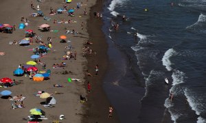 Numerosas personas disfrutan del buen tiempo en la playa del Rincón de la Victoria en Málaga, durante la fase 3 de desescalada a causa de la pandemia del coronavirus. EFE/ Jorge Zapata