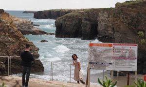 Unos turistas visitan este domingo la Playa de las Catedrales en Ribadeo, a un día para que Galicia alcance la "nueva normalidad". EFE/ Eliseo Trigo