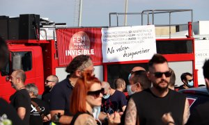 Convocatòria a l'aparcament del Palau Sant Jordi de la marxa lenta de vehicles per reclamar mesures per a la indústria de l'espectacle amb el cartell al fons 'Fem visible la indústria de l'invisible'. MAR VILA / ACN