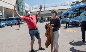 15/06/2020.- Una pareja de turistas alemanes a su llegada este lunes al aeropuerto de Palma. / EFE - ATIENZA