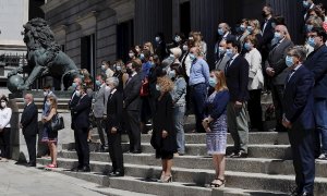 05/06/2020.- Minuto de silencio guardado en la escalinata del Congreso en reconocimiento a las víctimas de la pandemia de la Covid-19, en el último de los diez días de luto decretados por el Ejecutivo EFE/Chema Moya