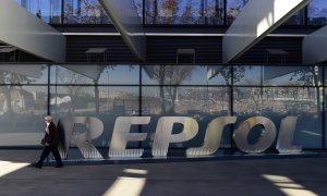 El logo de la petrolera Repsol, en el exterior de su sed en Madrid. AFP/PIERRE-PHILIPPE MARCOU