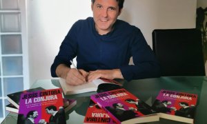 El periodista Jesús Cintora firma su libro 'La conjura'. / ESPASA