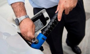 España juega a la 'ruleta rusa' subvencionando coches contaminantes (diésel, gasolina y gas)
