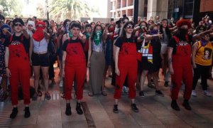 En la imagen, el colectivo feminista Las Tesis,(i-d) Paula Stagne, Dafne Valdés, Sibila Sotomayor y Lea Cáceres. / EFE