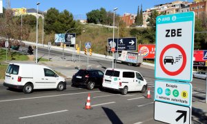 Imatge d'un senyal de la ZBE instal·lat al ramal de la sortida 14 de la Ronda de Dalt, a l'Hospitalet de Llobregat, el 23 de desembre de 2019. ACN