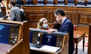 El presidente del Gobierno, Pedro Sánchez, conversa con la vicepresidenta económica, Nadia Calviño, al inicio de la última sesión de control al Ejecutivo bajo el estado de alarma, en el Congreso. E.P.