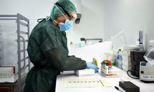 Anàlisi de proves de PCR per detectar la presència del coronavirus a la seu del Laboratori Clinic de l'ICS a Girona. Cedida per l'ICS Girona.