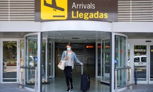 GRAF2299. IBIZA, 17/06/2020.- Vista de los primeros turistas de un vuelo de Eurowings procedente de Düsseldorf (Alemania) a su llegada al aeropuerto de Ibiza este miércoles.EFE / Sergio G. Cañizares