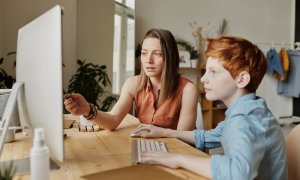 Más del 70% de las madres ha acompañado a sus hijos en las tareas de enseñanza durante la pandemia, algo que ha hecho menos del 70% de los padres. Julia M Cameron, Pexels (CCO), 28-03-2020.