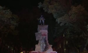 Derriban y prenden fuego a una estatua del general Albert Pike en Washington