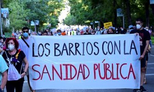 Un momento de la manifestación convocada por la "Plataforma Plan Choque Social" que se ha iniciado en la calle Atocha de Madrid y ha finalizado en el hospital Niño Jesús, para exigir una "salida justa" de la crisis y defender la Sanidad Pública. EFE / Vi