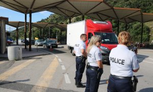 Tres policies francesos controlen el pas de vehicles per la frontera aquest diumenge 21 de juny de 2020. ACN/Gerard Vilà