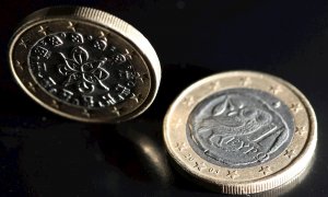 Una imagen muestra dos monedas de euro. EPA/OLIVIER BERG/Archivo