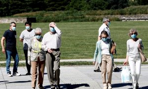 22/06/2020.- Un grupo de personas con mascarilla pasean por un parque. EFE/Jesús Diges/Archivo