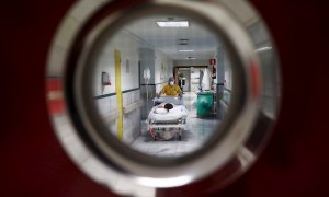 Una sanitaria traslada a un paciente en la zona limpia de Covid del Hospital Gregorio Marañón de Madrid. En semanas, los sanitarios han pasado del drama a una "calma tensa" que les pilla "agotados", "vacíos". Esperan ahora con cierto temor un posible rebr