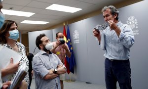 El director del Centro de Coordinación de Alertas y Emergencias Sanitarias, Fernando Simón (d), habla con los periodistas tras ofrecer una rueda de prensa para informar de la situación de la covid-19. /EFE