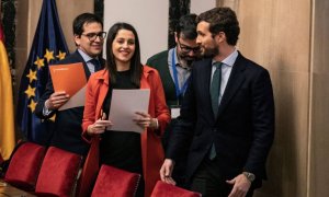 El líder del PP, Pablo Casado, junto a la presidenta de Cs, Inés Arrimadas, y el secretario general de Cs en el Congreso, Jose María Espejo, el pasado mes de febrero. Fuente: Cs (Pedro Ruiz)