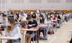 Estudiantes de Navarra durante las pruebas de acceso a la Universidad, EVAU o EBAU según comunidades, a la que se han enfrentado este martes más de 200.000 mil aspirantes. /EFE