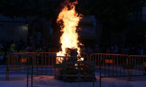 La foguera de Sant Joan a la plaça dels Arbres de Vila-rodona. ROGER SEGURA / ACN