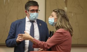 La ministra de Trabajo, Yolanda Díaz, habla con el presidente de la Comisión para la Reconstrucción Social y Económica de España tras el coronavirus del Congreso, Patxi López. E.P./Eduardo Parra