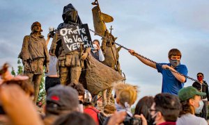 Estatua de Juan de Oñate, en Albuquerque, Nuevo México, EEUU, en medio de una protesta contra el racismo.