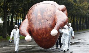 Protesta contra la comercialización de pollos clorados. / REUTERS