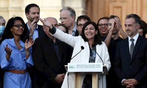 La alcaldesa de Parí, Anne Hidalgo, celebra su victoria en coalición con los verdes.- EFE/EPA/JULIEN DE ROSA