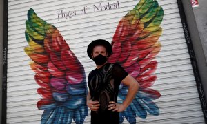 Un hombre con máscara sanitaria participa en la celebración del 'Día del orgullo LGTBI 2020' en Chueca, este domingo en Madrid. Las redes sociales, edificios oficiales y los balcones de miles de españoles se han llenado este domingo de banderas y luces de