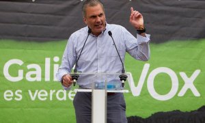 27/06/2020.- El secretario general de Vox y diputado en el Congreso, Javier Ortega Smith, participa este sábado en un mitin en la Alameda de Pontevedra de cara a los comicios en Galicia. EFE/ Salvador Sas