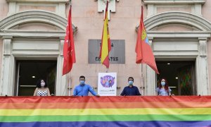 Imagen del Ayuntamiento de Alcalá de Henares engalanado con los colores del movimiento LGTBI