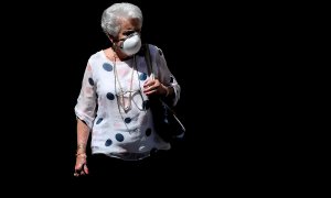 Una mujer pasea protegida con una mascarilla . EFE/Ana Escobar/Archivo