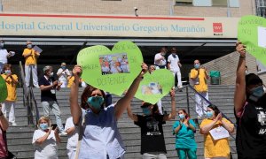 29/06/2020.- Trabajadoras de la limpieza del Hospital Gregorio Marañon durante una concentración a las puertas del centro hospitalario con motivo de la huelga de 48 horas que incian este lunes en protesta por la privatización del servicio. EFE/Fernando Al