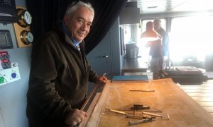 El poeta e investigador José Alcamí a bordo de un barco en Tierra de Fuego. / Foto cortesía del entrevistado