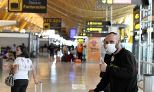 Pasajeros se protegen con mascarillas en la terminal 4 del aeropuerto Adolfo Suarez Madrid Barajas. /EFE/ Víctor Lerena/Archivo