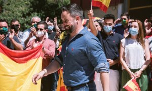 28/06/2020.- El líder de Vox, Santiago Abascal, pasea por el pueblo de Laguardia durante la campaña electoral para las elecciones vascas. EFE/ Jon Rodriguez Bilbao