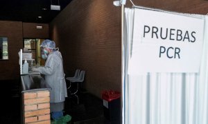 01/07/2020.- Una sanitaria esperan la llegada de pacientes a los que realizar test PCR en un espacio habilitado fuera de un Centro de Salud de la ciudad de Zaragoza. / EFE - Javier Cebollada