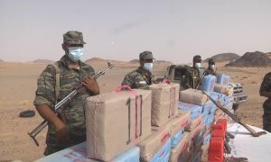 Fuerzas saharauis muestran la droga incautada.
