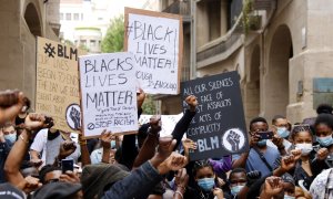 Manifestació a la plaça de la Paeria de Lleida per denunciar el racisme i en memòria de George Floyd, el 7 de juny de 2020. ACN/ Anna Berga