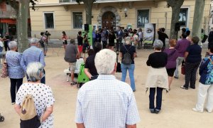 Pla general de la concentració per condemnar l'atac amb àcid a una dona i la seva filla a Sant Feliu de Guíxols, el 30 de juny del 2020 (horitzontal). Ajuntament de Sant Feliu de Guíxols | ACN