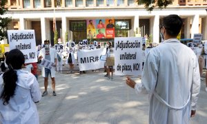 23/06/2020.- Varios residentes de medicina participan en una protesta, convocada por la Confederación Estatal de Sindicatos Médicos (CESM) ante el Ministerio de Sanidad. / EFE - CHEMA MOYA