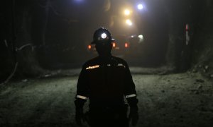 Mineros trabajan en la mina de cobre "El Teniente" en las montañas de los Andes en Rancagua, Chile, a unos 140 kilómetros al sureste de Santiago. CLAUDIO REYES / AFP / Archivo