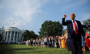 El presidente de los Estados Unidos, Donald Trump, empuja su puño cuando llega al South Lawn de la Casa Blanca para organizar el "Saludo a América 2020" del 4 de julio para celebrar el feriado del Día de la Independencia de los Estados Unidos en la Casa B