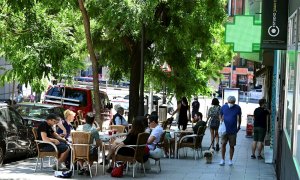 Imagen de terrazas de bares en el madrileño barrio de Lavapies, en Madrid, en una imagen de archivo. / EFE -  Víctor Leren